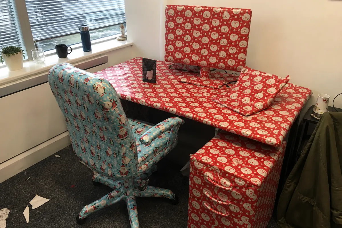 Wrapping-paper cubicle