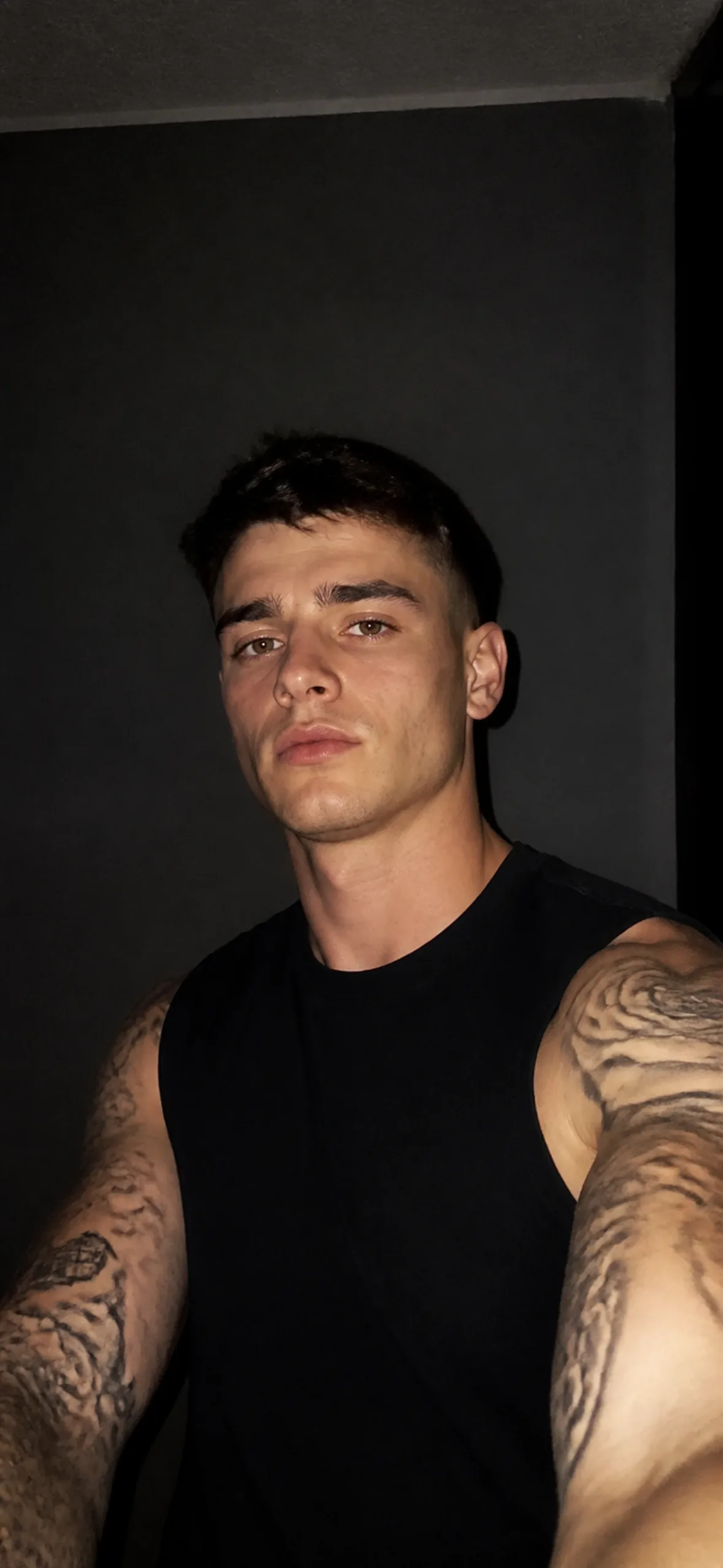 Fake call prank wallpaper — flash photo of a tattooed man