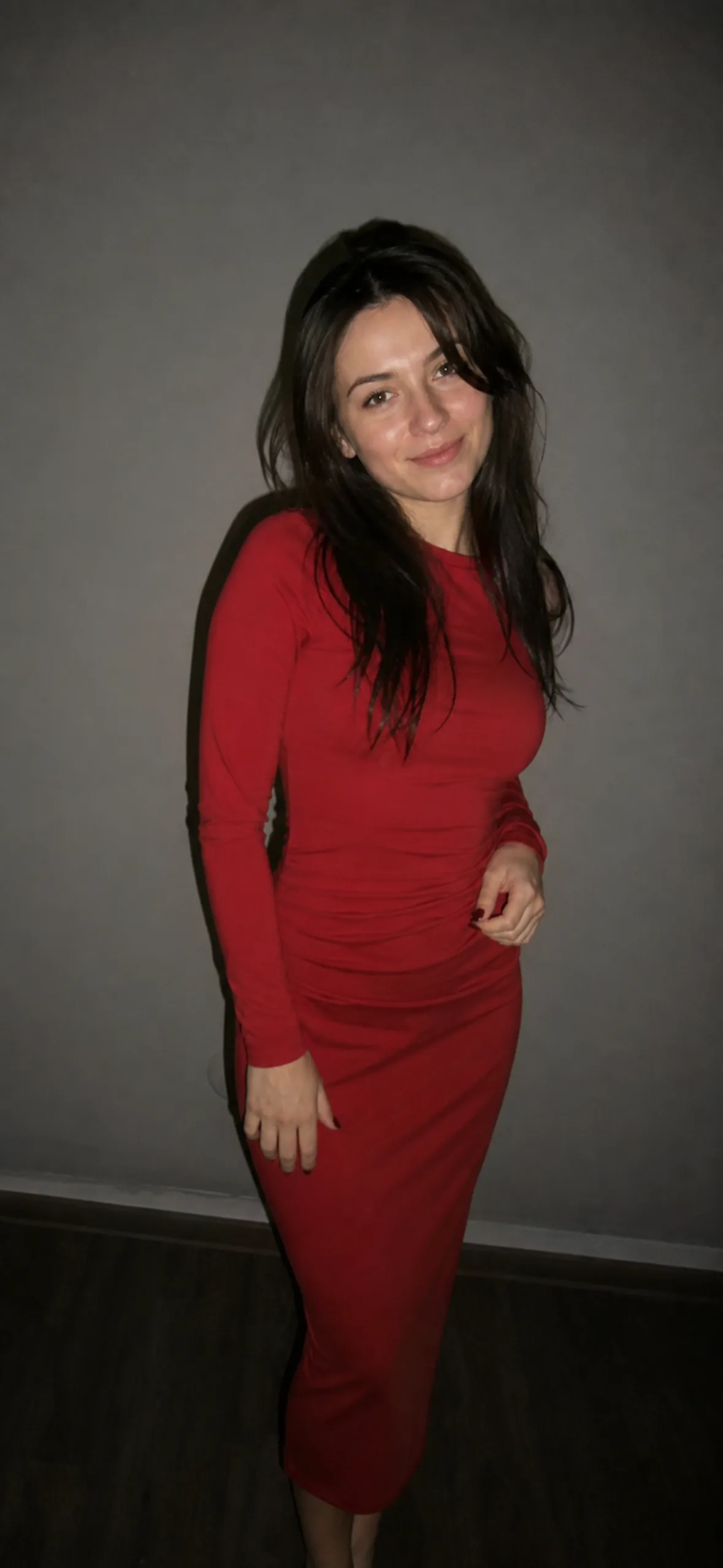 Fake call wallpaper — woman in a red dress on a grey studio backdrop